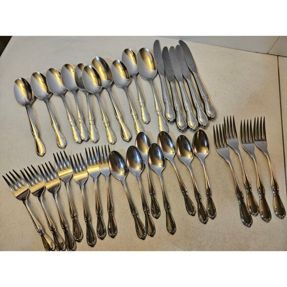 Lot of 33 Rogers Cutlery Stainless flatware silverware made in USA - Picture 1 of 5